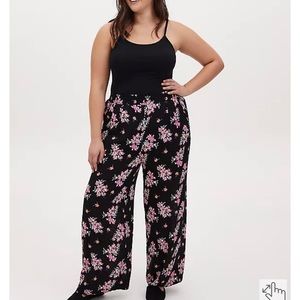 torrid size 5 strechy pull on floral wide leg pants Pink Black W Shorts NWOT.